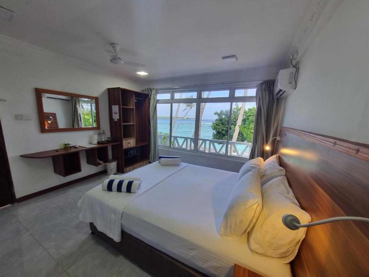 Batuta Maldives Surf View Hotell Thulusdhoo Eksteriør bilde
